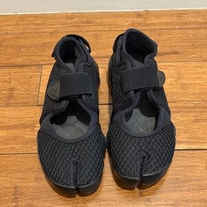 Nike Black Women's Athletic Split-Toe Mesh Sneakers